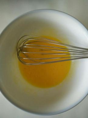 加入全蛋液继续搅拌均匀