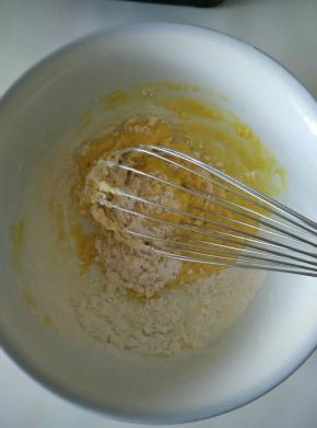 筛入低粉，Z字形搅拌均匀