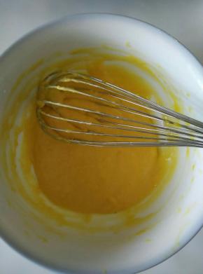 蛋黄加入面糊里，同样用Z字形手法搅拌均匀