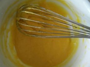 蛋黄加入面糊里，同样用Z字形手法搅拌均匀