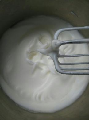 打发蛋清，糖分三次加入蛋清里，打成干性状态即可