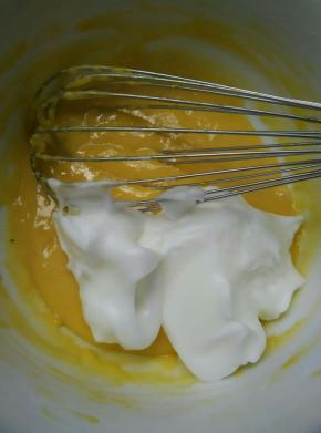 取三分之一蛋白霜加入蛋黄糊里，快速搅拌均匀