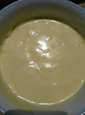 把搅拌均匀的蛋糊倒入剩余的蛋白霜里，搅拌均匀