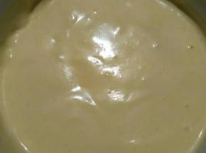 把搅拌均匀的蛋糊倒入剩余的蛋白霜里，搅拌均匀