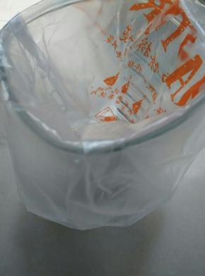 把搅拌均匀的蛋糊装进裱花袋里，剪一个小口