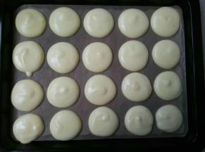 大小均匀的挤在烤盘里