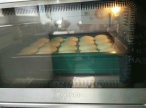 烤箱提前预热，上火165度，下火150烤16分钟