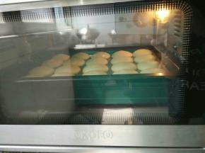 烤箱提前预热，上火165度，下火150烤16分钟