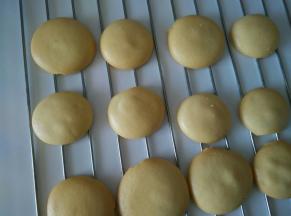 烤好的面饼放在烤网上晾凉