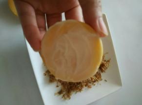 取一半小贝抹上沙拉酱