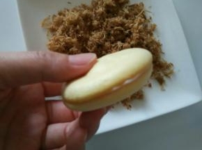 取另一个小贝，两片合在一起
