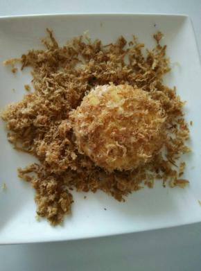 外表也抹上沙拉酱，放入肉松盘子里滚一下，均匀的粘满肉松