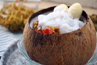 然后勺入煮好的椰浆