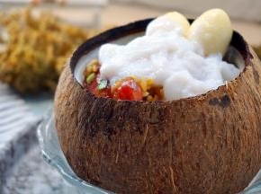 然后勺入煮好的椰浆
