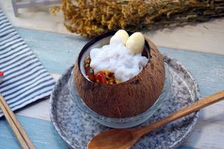 将炒好的米饭放入椰子壳里