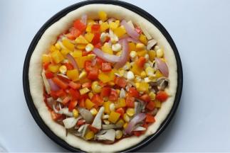 然后再撒100克芝士条，然后再把之前先蒸好的蔬菜铺在上面