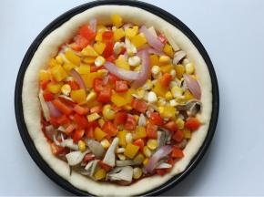 然后再撒100克芝士条，然后再把之前先蒸好的蔬菜铺在上面