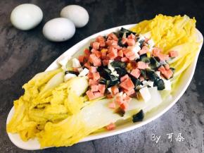 把汤汁浇在装好盘的娃娃菜上 开吃