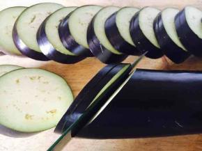 长茄子洗净，斜刀30度切片，每片约1厘米左右厚，第一刀切下后，底部留1厘米左右不要切断，第二刀切段，形成一个茄盒，貌似蚌壳那样尾部是连接的。