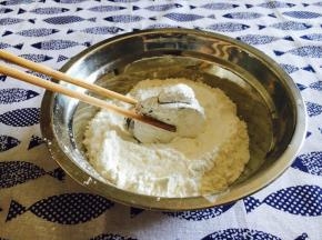 小盆里放大量的干淀粉，把茄盒放倒小盆里，蘸满干淀粉。