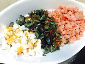 鸭蛋 皮蛋 火腿切丁后 加入高汤中煮