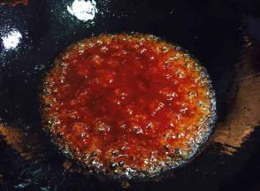 汁炒至均匀的散开且有小泡泡，马上关火。