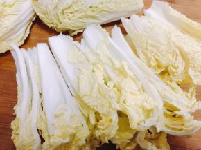 娃娃菜外面的大片叶子改刀切半
里面的叶子不用切