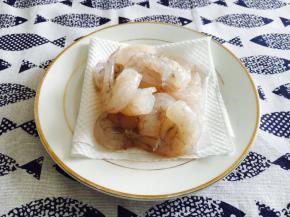 虾仁剔除虾线，清洗干净，用厨房用纸吸干水份，放少许白胡椒粉、少许料酒腌制3个～5分钟备用。