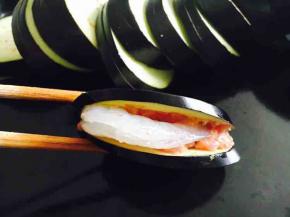 再放入一个虾仁，轻轻将茄子片合拢。肉馅和虾的比例您可随意调整。