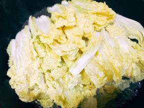 水里面加盐 鸡精
先放入大片叶子 再入小片。
煮熟娃娃菜后 摆入盘中