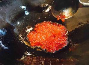 锅里留底油，放入亨氏番茄酱、泰汁甜辣酱、白糖、白醋、少许水调成的碗汁，中火把汁炒香。