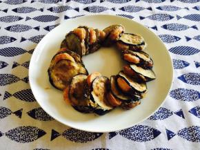 把炸好的茄盒放在盘子里摆盘