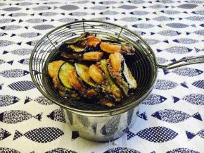 炸制好的茄盒要放在篦网里沥油。这时按照方子中的配方把碗汁调好。