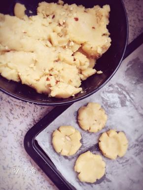 食用油100g，糖80g，盐2g，
我喜欢加些椒盐，鸡蛋一个，搅拌匀。

筛入低筋面粉225g，小苏打2g，拌匀。
核桃或者各种干果擀碎加入。
拌成油酥一样的状态。