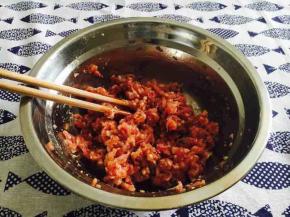 猪肉馅放少许生抽、盐、白胡椒粉、料酒入味，朝一个方向搅拌均匀，腌制10分钟入味后备用。