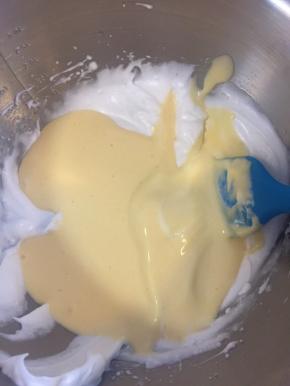 把蛋黄液体加入低粉搅拌均匀，挖出一点打发好的蛋白搅拌，再把搅拌好的蛋黄液倒入剩下的蛋白里Z字型搅拌均匀，倒入6寸模具中，震几下震出气泡