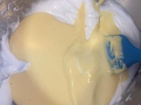 把蛋黄液体加入低粉搅拌均匀，挖出一点打发好的蛋白搅拌，再把搅拌好的蛋黄液倒入剩下的蛋白里Z字型搅拌均匀，倒入6寸模具中，震几下震出气泡