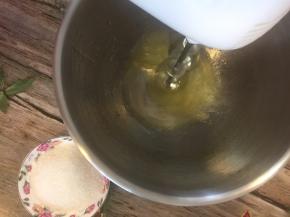 打发蛋白，先1档打发成鱼眼泡，再3档继续打发