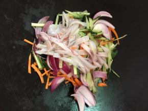 锅里热油，把所有配菜放进去翻炒