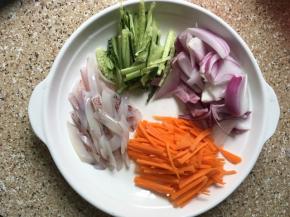 把所有配菜切好