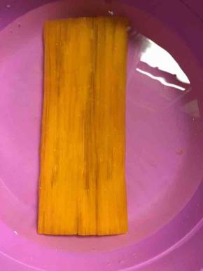 玉米面条放水里泡软