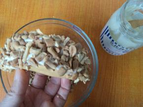 边上也涂上沙拉酱，沾上花生碎，大功告成。