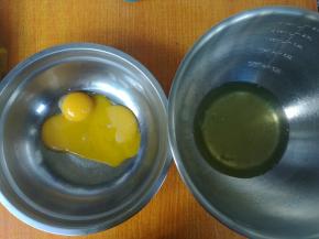 蛋白蛋黄分离在两个盆，蛋白盆需无油无水。