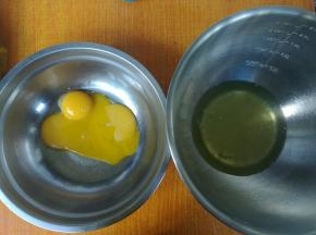 蛋白蛋黄分离在两个盆，蛋白盆需无油无水。