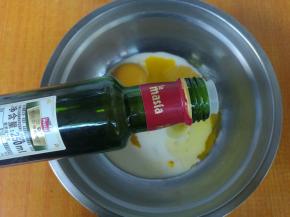 蛋黄盆加入牛奶、糖10克，橄榄油。