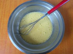 混合均匀，这一步要做好充分乳化，不然做出来蛋糕会有颗粒。