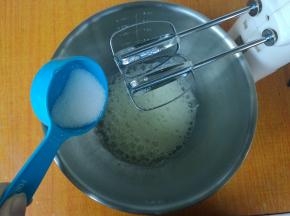 蛋白内加入柠檬汁，三分之一糖，电动打蛋器打出鱼眼泡。