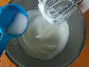 蛋糊细腻再加入三分之一糖。