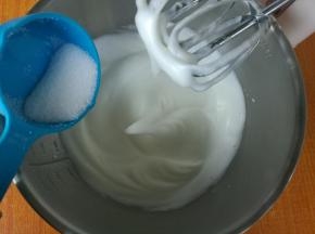 蛋糊细腻再加入三分之一糖。