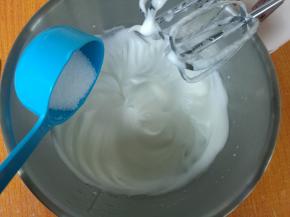 出现纹路再加入剩下的糖。